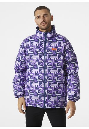 Chaqueta de plumas de color púrpura con un diseño geométrico en diferentes tonalidades, cierre frontal con cremallera, cuello alto y puños elásticos.