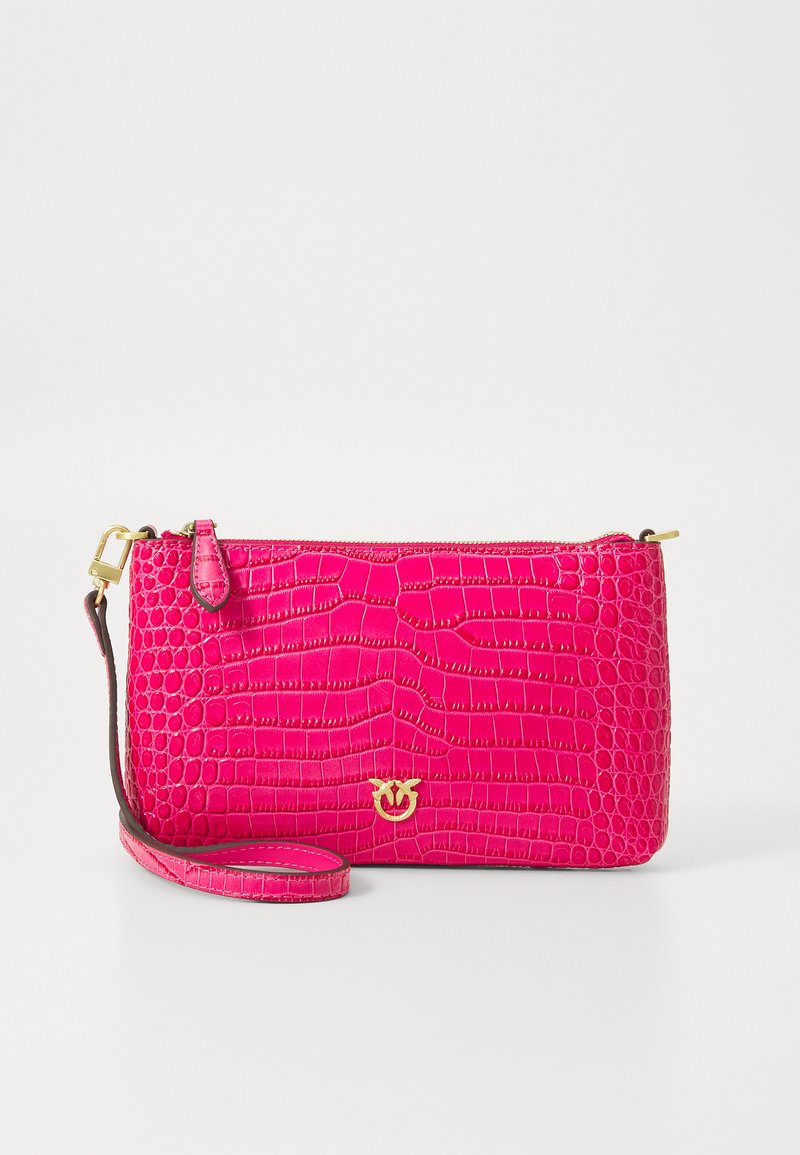 Fényes rózsaszín krokodilbőr hatású bőr kistáska aranyszínű logó részlettel, cipzáras záródással és levehető vállpánttal.