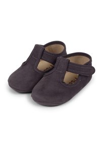 Scarpe per bambini in morbida pelle scamosciata viola, con punta arrotondata, chiusura a cinturino singolo e dettagli intagliati sui lati. Fodera interna morbida.