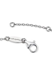 Bracciale in catena di metallo argentato con chiusura a gancio, etichetta ovale e anelli rotondi con finitura lucida. Design leggero e flessibile.