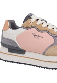 Tenisice s kombinacijom svijetlosmeđeg antilopa, svijetlosmeđe, sive i bijele kože. Imaju teksturiranu potplat i "Pepe Jeans" logo sa strane.