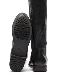 Stivali neri in pelle sopra il ginocchio con tomaia testurizzata, suola in gomma robusta e un motivo di battistrada dettagliato. Taglia 37, made in Italy.