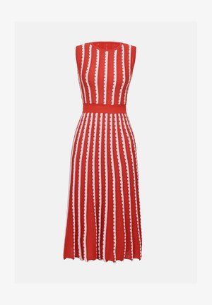 Rød- og hvitstripet ermeles kjole med figursydd overdel, vid skjørt, ribbestruktur og skjellkantdetaljer langs stripene.