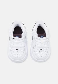 Nike Sportswear FORCE 1 LOW EASYON - Tenisice - white/cement grey/burgundy ash/royal pulse
