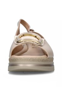 Sandal beige con una fascia larga e accentuata in oro, dotata di una soletta imbottita e di un retro aperto per facilitare l'indossamento. Finitura testurizzata.