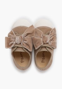 Kleinkinder taupe Samt Slipper mit großen Schleifen obendrauf und strukturierten weißen Gummikappen an den Zehen, von oben betrachtet.