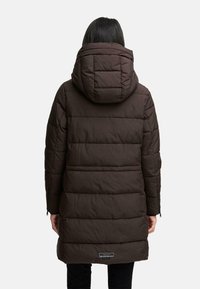 Geacă puf din brun cu glugă, având secțiuni quilted orizontale, fermoare laterale și un logo brodat la tiv. Material moale și izolat.