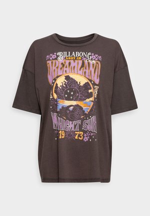 Donkerbruin T-shirt met korte mouwen met kleurrijke vintage-stijl "Billabong Lost in Dreamland Midnight Sun 1973" tekst en zon- en maangrafiek.