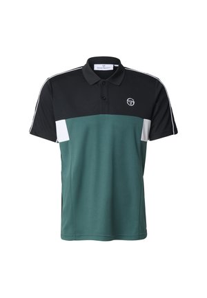 Polo de manga corta con parte superior negra, parte inferior verde, paneles laterales blancos, cuello negro y logo en el pecho izquierdo.