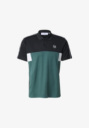 Polo de manga corta con parte superior negra, parte inferior verde, paneles laterales blancos, cuello negro y logo en el pecho izquierdo.