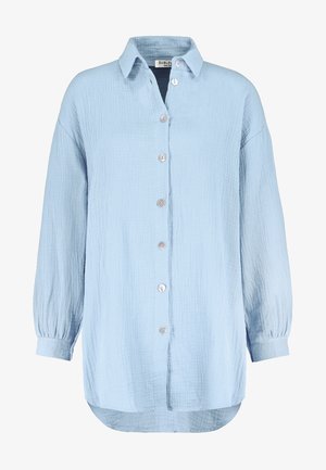 Himmelblaues Button-Up-Hemd aus strukturiertem Stoff, mit Kragen, langen Ärmeln mit Manschetten und sechs Metallknöpfen auf der Vorderseite.