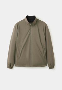 Veste marron clair zippée avec col montant, poignets élastiques et deux poches avant, présentée sur fond blanc uni.