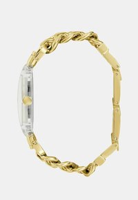 Guldtonet ur med et fletmetalarmbånd, klar rektangulær urskive og en rund krone. Har glatte led og en poleret overflade.