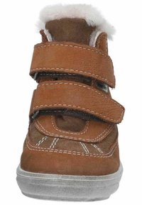 Scarpa in camoscio marrone con due fasce in Velcro, fodera in pelliccia sintetica nella parte superiore, cuciture bianche in contrasto e suola in gomma.
