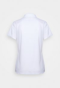 Biele polo tričko, krátke rukávy, materiál je hladký a priedušný, s klasickým golierom a rovnou spodnou časťou.