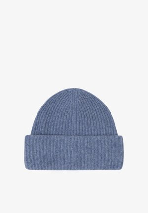 Blaue gerippte Strickmütze mit umgeschlagenem Bündchen, aus weichem Wollstoff, auf einem schlichten weißen Hintergrund präsentiert.