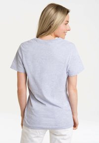 Graues Kurzarm-T-Shirt mit rundem Halsausschnitt und lockerer Passform, das über eine glatte Textur und ein minimalistisches Design verfügt.