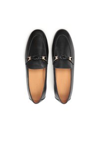 Mustat nahkakengät, joissa on koristeellinen solmu ja kultaiset detaljit, sileällä pinnalla ja vaaleanruskealla nahkasisällä.