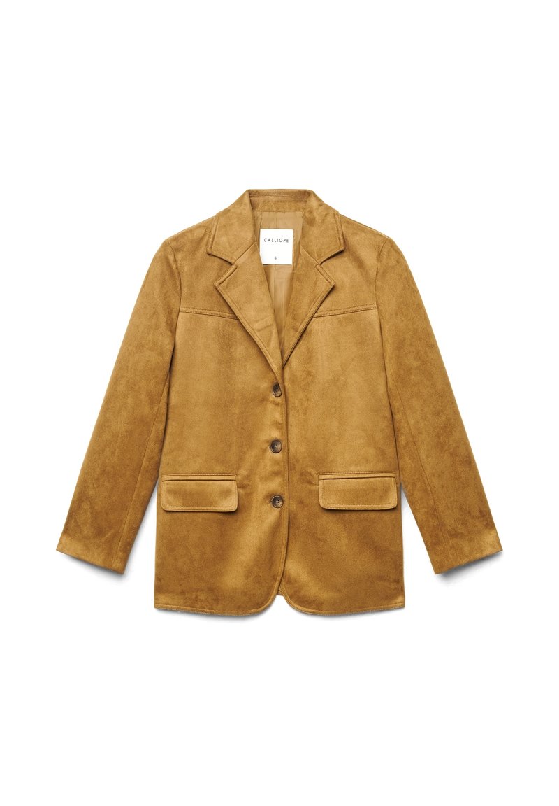 Brauner Wildlederblazer mit einreihigem Design, Reverskragen, zwei vorgesteppten Taschen vorne und einem Etikett im Kragenbereich. Verfügt über eine glatte Textur.