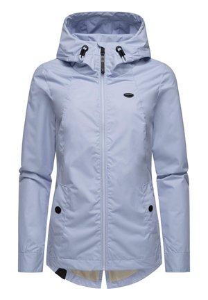 Veste imperméable bleu clair avec capuche, fermeture éclair à l'avant, deux poches latérales et cordons de serrage ajustables, présentant une texture lisse et un branding minimal.