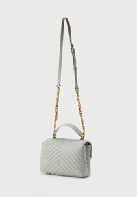 Γκρι καπιτονέ τσάντα χειρός με αλυσίδα και δερμάτινο λουράκι, που διαθέτει πάνω λαβή και διακόσμηση με σχέδιο σέβρον. Οι μεταλλικές λεπτομέρειες σε χρυσό τόνο ολοκληρώνουν τον σχεδιασμό.