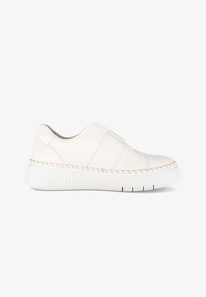 Weißer Slip-On-Sneaker mit dicker gerippter Sohle, abgesteppten Details um die Zwischensohle und elastischen Einsätzen für einfaches Anziehen.