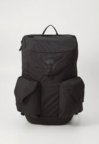 Must seljakott, millel on ülaosa klapp, kaks küljetaskut ja logomärk. Valmistatud vastupidavast materjalist, millel on sile pind ja reguleeritavad rihmad.