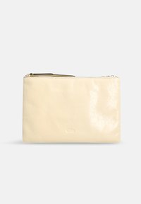 Crèmekleurige, glanzende synthetische pouch met een getextureerd oppervlak, ritssluiting en geperste branding aan de voorkant. Rechthoekige vorm.