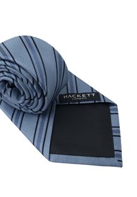 Corbata a rayas azul y negra con un acabado texturizado y diseño enrollado; presenta un respaldo negro con una etiqueta que dice "HACKETT LONDON."
