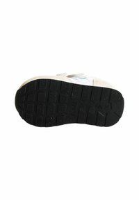 Suola della sneaker, suola in gomma nera con motivo a reticolo esagonale, pannelli laterali crema e accenti azzurri. Marchio impresso visibile.