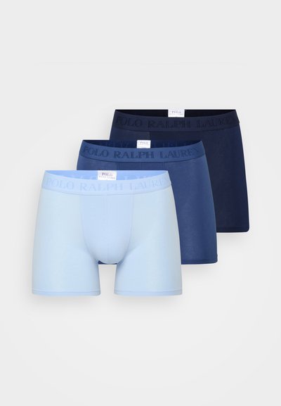 Drei Paar Boxershorts in Hellblau und zwei Varianten von Marineblau, mit elastischen Bündchen und prägendem "Polo Ralph Lauren"-Logo.