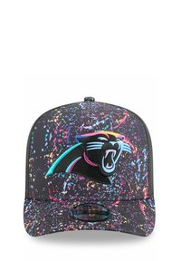 Schwarze Kappe mit einem bunten Spritzmuster. Besitzt ein gesticktes Panther-Logo in Türkis, Pink und Weiß auf der Vorderseite. Snapback-Stil.