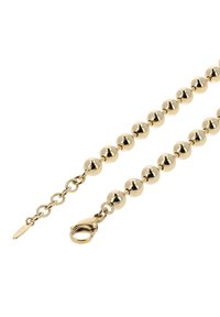 Kette aus goldfarbenen Perlen mit runden, glänzenden Perlen, einem Karabinerverschluss und einem zusätzlichen Glied zur Längenanpassung. Glatte Textur über die gesamte Kette.