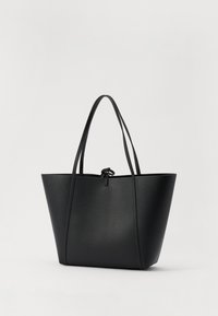 Borsa a tracolla in pelle nera con superficie texturizzata, lati alti, due manici lunghi e chiusura superiore a coulisse.