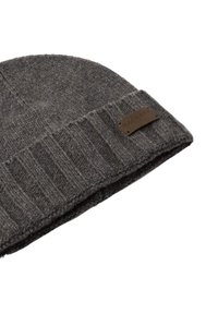 Grijze gebreide beanie muts met een geribbelde structuur, omgeslagen zoom en een bruine leren label aan de zijkant, die een gestructureerd, warm materiaal laat zien.