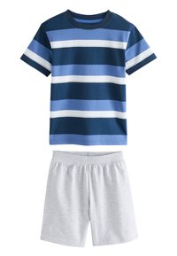 Tricou cu dungi albastre, albe și bleumarin, cu mânecă scurtă, asortat cu pantaloni scurți gri deschis cu talie elastică, ținută casual de vară pentru copii.