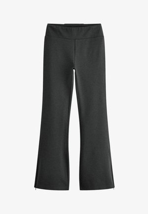 Platūs juodi kelnės, pagaminti iš minkštos, elastingos medžiagos su plačiu juosmeniu. Siūlės detalės šonose, pabrėžiančios platėjimo dizainą.