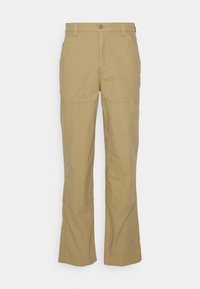 Pantalones de algodón beige con un diseño de pierna recta, que cuentan con un cierre de botón, bolsillos laterales y detalles de costura a nivel de la rodilla.