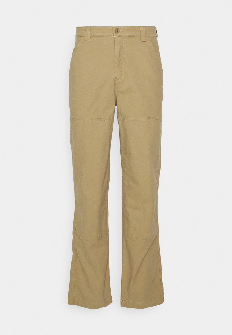 Pantalones de algodón beige con un diseño de pierna recta, que cuentan con un cierre de botón, bolsillos laterales y detalles de costura a nivel de la rodilla.