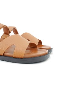 Bruine leren sandalen met een open teenontwerp, voorzien van brede banden en een grijze rubberen zool. Glad interieur voor comfort.