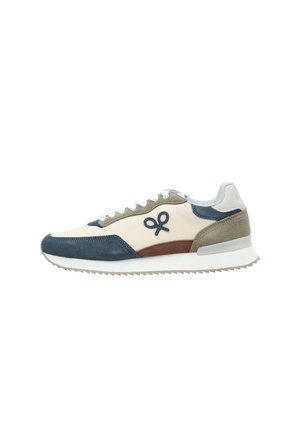 Zapatilla casual con paneles en crema, azul marino, verde oliva y marrón, cordones blancos y suela texturizada, con un logo bordado negro en el lateral.