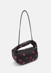 Sac épaule rembourré noir avec imprimé floral rose et bandoulière chaîne noire, doté d'une fermeture éclair supérieure.