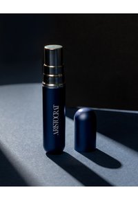 Blå metal sprayflaske med cylindrisk form, sølvmundstykke og aftageligt rundt låg. Mærket "ARISTOCRAT" er præget på siden.