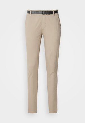 Beige chinos met een slim fit, vervaardigd van zacht katoen. Voorzien van een zwarte gestructureerde riem, twee zijzakken en een gladde afwerking.