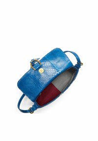 Borsa a tracolla in pelle testurizzata blu con dettagli in oro, chiusura a patta e interno grigio e bordeaux. Presenta una singola tracolla per la spalla.