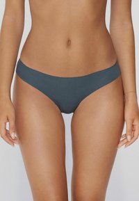 Donkergrijze string bikini-broekjes gemaakt van een gladde, rekbare stof. Heeft een lage taille en een minimalistisch dekkingsontwerp.