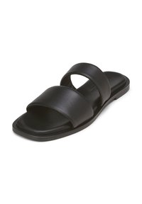 Infradito in pelle nera con due ampie cinghie, suola piatta e design a punta quadrata. Texture liscia senza motivi visibili o elementi metallici.
