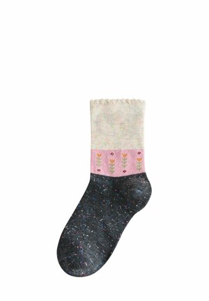 Calzini a maglia con una parte superiore di un crema chiaro screziato, un polsino rosa con motivi floreali e una sezione del piede grigia scura screziata.