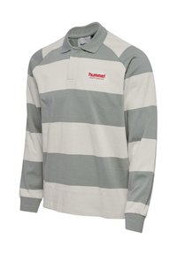 Tricou polo cu mâneci lungi, cu dungi late gri și albe pe orizontală și logo roșu "hummel sportswear" pe piept.