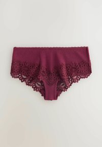 Burgundijske čipkaste gaćice s rebrastom teksturom, ukrašene cvjetnom čipkastom obrubom duž rubova i valovitim detaljima na struku.